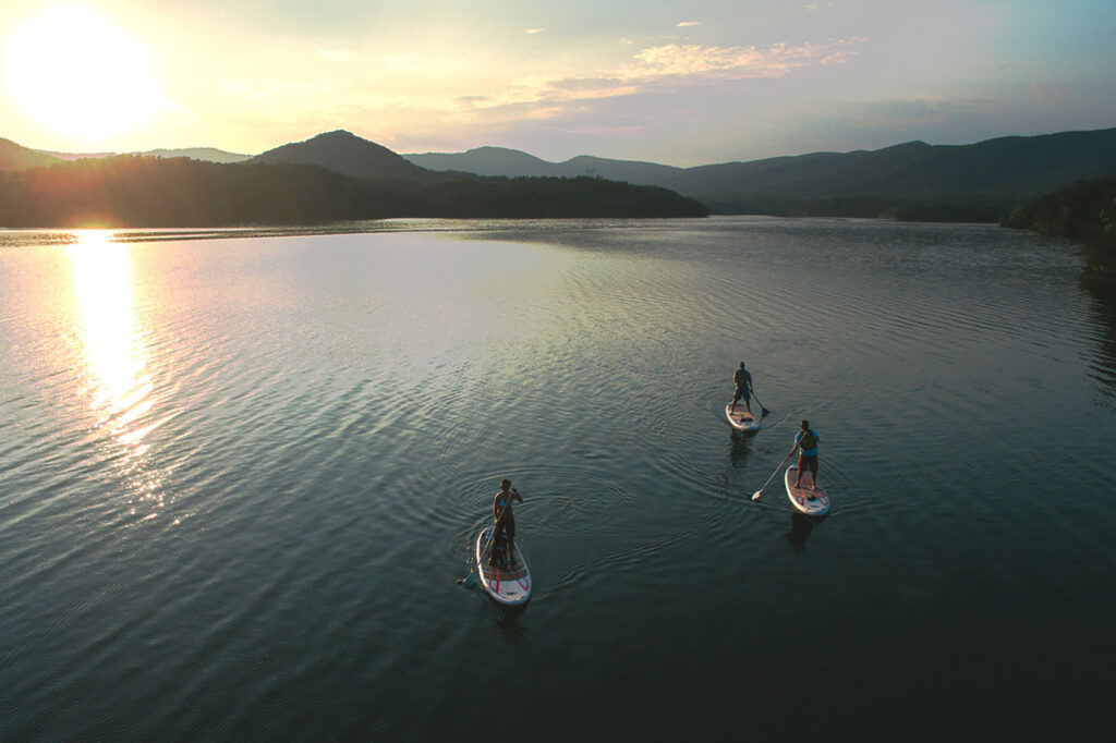 group of standup paddle boarders at carvins cove